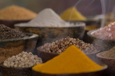 Ahşap arka planda baharatlar ve bitkiler seçimi