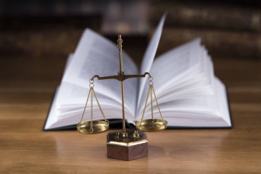 Teraziler, adalet kitapları.