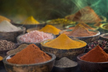 Duman, ahşap arka planda Aromatik baharatlar