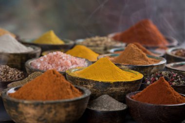 Duman, ahşap arka planda Aromatik baharatlar