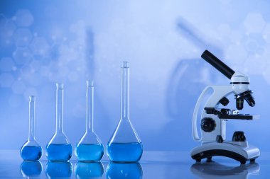 Mikroskop, cam eşyalar, laboratuvar deney tüpleri, bilim deneyi.