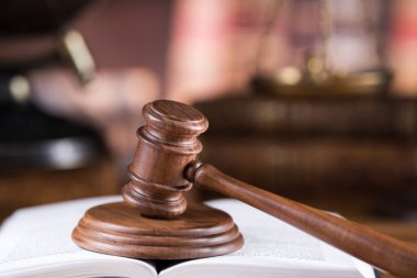 Gavel, hukuk teması, yargıç kavramı tokmağı.