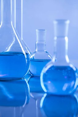 Laboratuvar deney tüpleri, fen deneyleri, mavi arka plan.