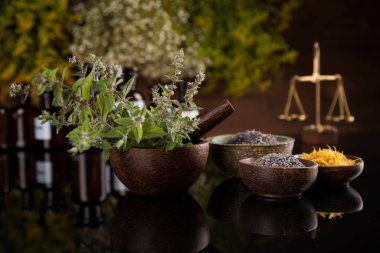 Siyah ayna arka planı, doğal tedavi, şifalı bitkiler.