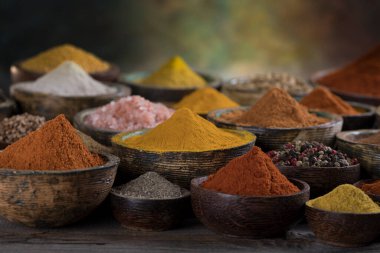 Çeşit çeşit baharatlar ve ahşap bir kase duman.