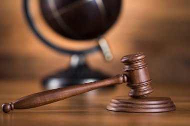 Globe, hukuk teması, yargıç tokmağı, tahta tokmak.