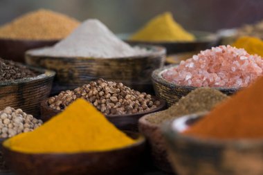 Ahşap arka planda Aromatik baharatlar