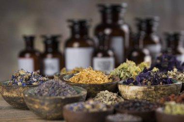 Doğal çare ve ahşap masa arkaplanı