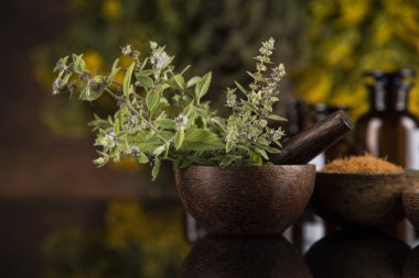 Siyah ayna arka planı, doğal tedavi, şifalı bitkiler.