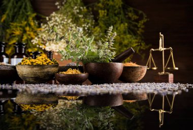 Siyah ayna arka planı, doğal tedavi, şifalı bitkiler.