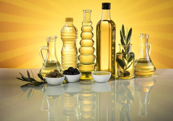 Flaskor Med Ekologisk Matlagning Olivolja Och Olivkvist — Stockfoto