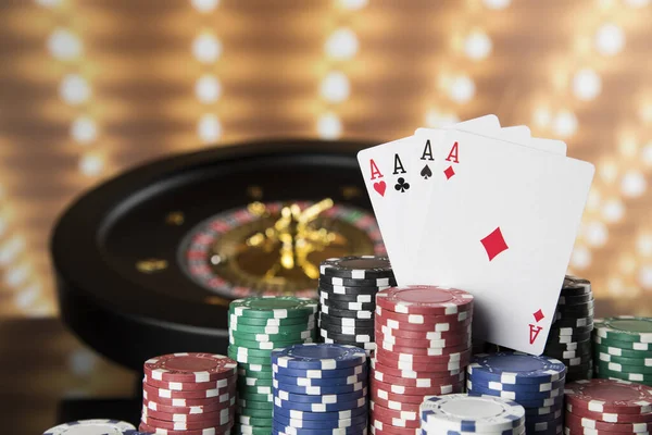 ポーカーゲームテーブルのチップ 動きのルーレットホイール カジノの背景 — ストック写真