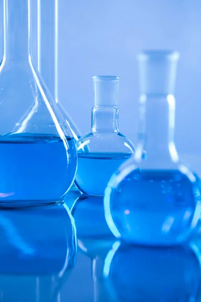 Bevitori Laboratorio Esperimento Scientifico Sfondo Blu — Foto Stock