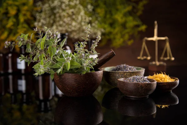 Siyah ayna arka planı, doğal tedavi, şifalı bitkiler.