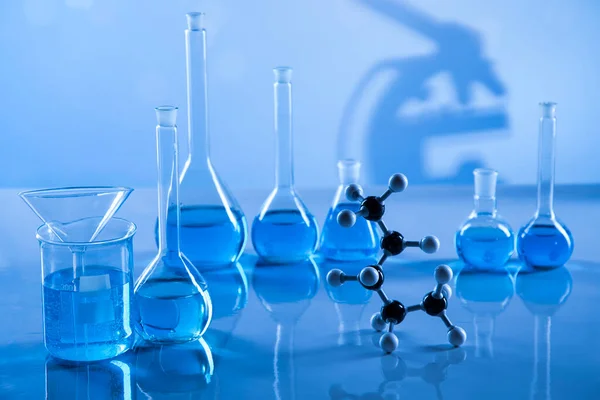 Laborforschung Und Entwicklung Wissenschaftliche Gläser Für Chemische Experimente — Stockfoto