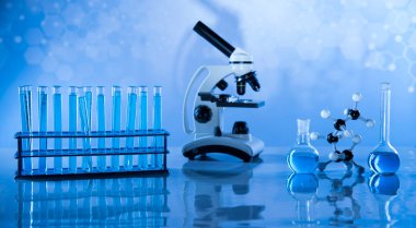 Mikroskop, cam eşyalar, laboratuvar deney tüpleri, bilim deneyi.