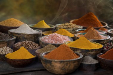 Ahşap arka planda Aromatik baharatlar