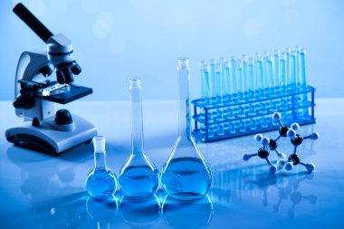 Mikroskop, cam eşyalar, laboratuvar deney tüpleri, bilim deneyi.