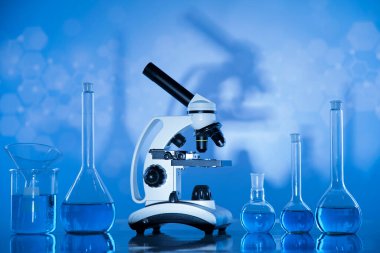 Cam eşyalar, laboratuvar şişeleri, bilim deneyi.