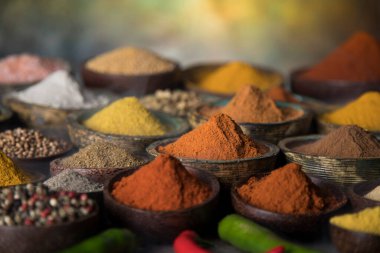 Duman, ahşap arka planda Aromatik baharatlar