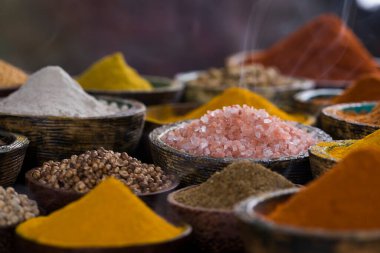 Ahşap arka planda baharatlar ve bitkiler seçimi