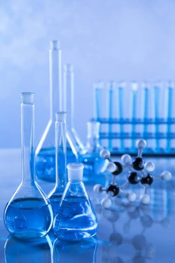 Laboratuvar deney tüpleri, fen deneyleri, mavi arka plan.