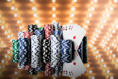 Oyun masasında poker çipleri