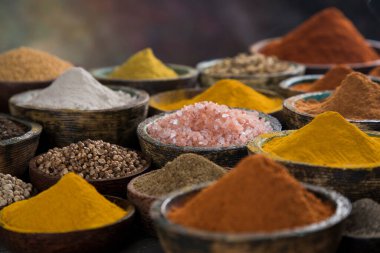 Renkli baharatların ahşap masası.