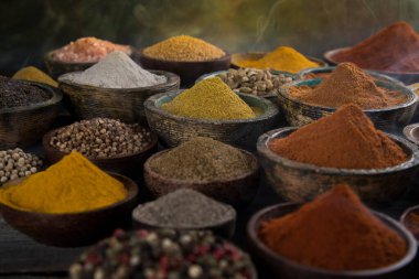 Duman, ahşap arka planda Aromatik baharatlar