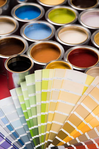 Latas Lata Com Tinta Pincéis Paleta Brilhante Cores — Fotografia de Stock