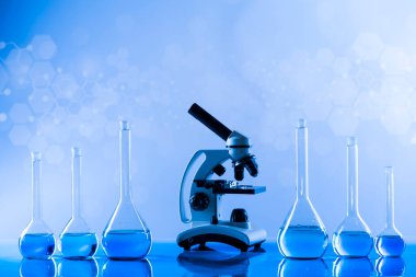 Mikroskop, cam eşyalar, laboratuvar deney tüpleri, bilim deneyi.