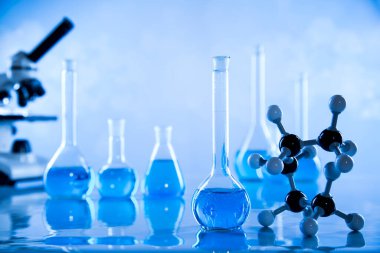 Mikroskop, cam eşyalar, laboratuvar deney tüpleri, bilim deneyi.