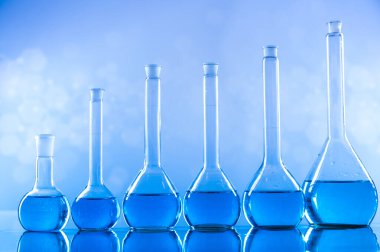 Laboratuvar deney tüpleri, fen deneyleri, mavi arka plan.