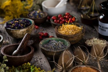 Alternatif sağlık, taze bitkisel ve ahşap zemin üzerinde havan.