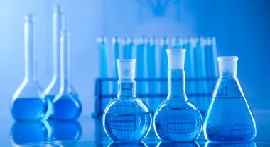 Kimyasal deney için bilimsel cam eşyalar, laboratuvar ekipmanları.