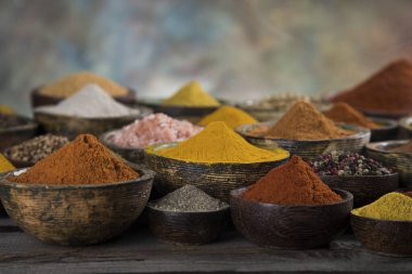 Ahşap kaptaki baharatlar ve otlar renkli baharatlar.