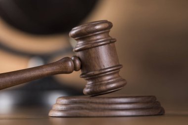 Globe, hukuk teması, yargıç tokmağı, tahta tokmak.