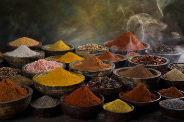 Duman, ahşap arka planda Aromatik baharatlar