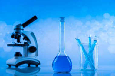 Mikroskop, cam eşyalar, laboratuvar deney tüpleri, bilim deneyi.