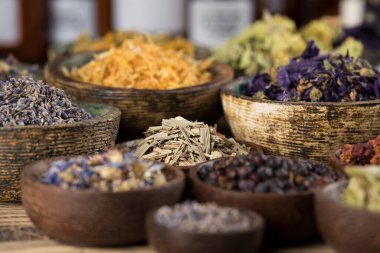 Doğal tıp ve havan, şifalı bitkiler.