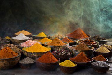 Duman, ahşap arka planda Aromatik baharatlar