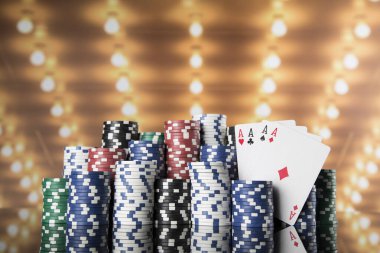 Oyun masasında poker çipleri