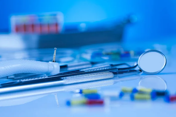 Zahnarztausrüstung Auf Blauem Hintergrund — Stockfoto