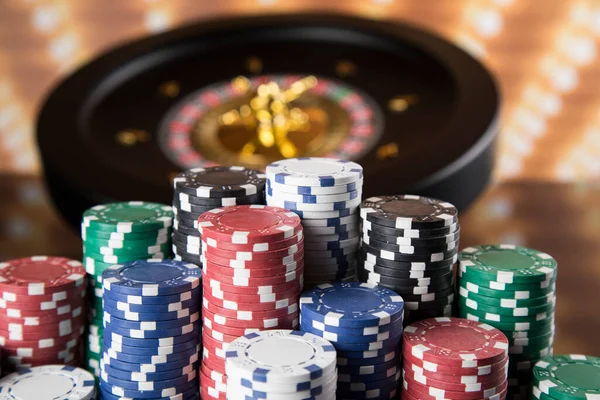 Πόκερ Μάρκες Στο Τραπέζι Τυχερών Παιχνιδιών Ρουλέτα Τροχός Κίνηση Φόντο — Φωτογραφία Αρχείου