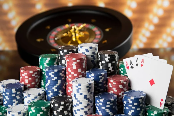 Πόκερ Μάρκες Στο Τραπέζι Τυχερών Παιχνιδιών Ρουλέτα Τροχός Κίνηση Φόντο — Φωτογραφία Αρχείου