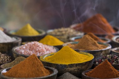 Ahşap kaptaki baharatlar ve otlar renkli baharatlar.