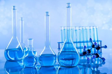 Laboratuvar deney tüpleri, fen deneyleri, mavi arka plan.