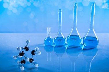 Laboratuvar deney tüpleri, fen deneyleri, mavi arka plan.