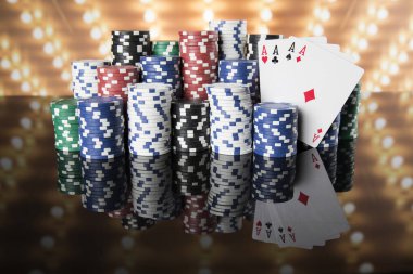 Oyun masasında poker çipleri