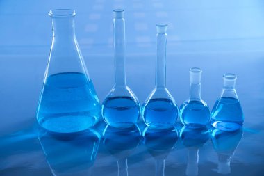 Kimyasal deney için bilimsel cam eşyalar, laboratuvar ekipmanları.